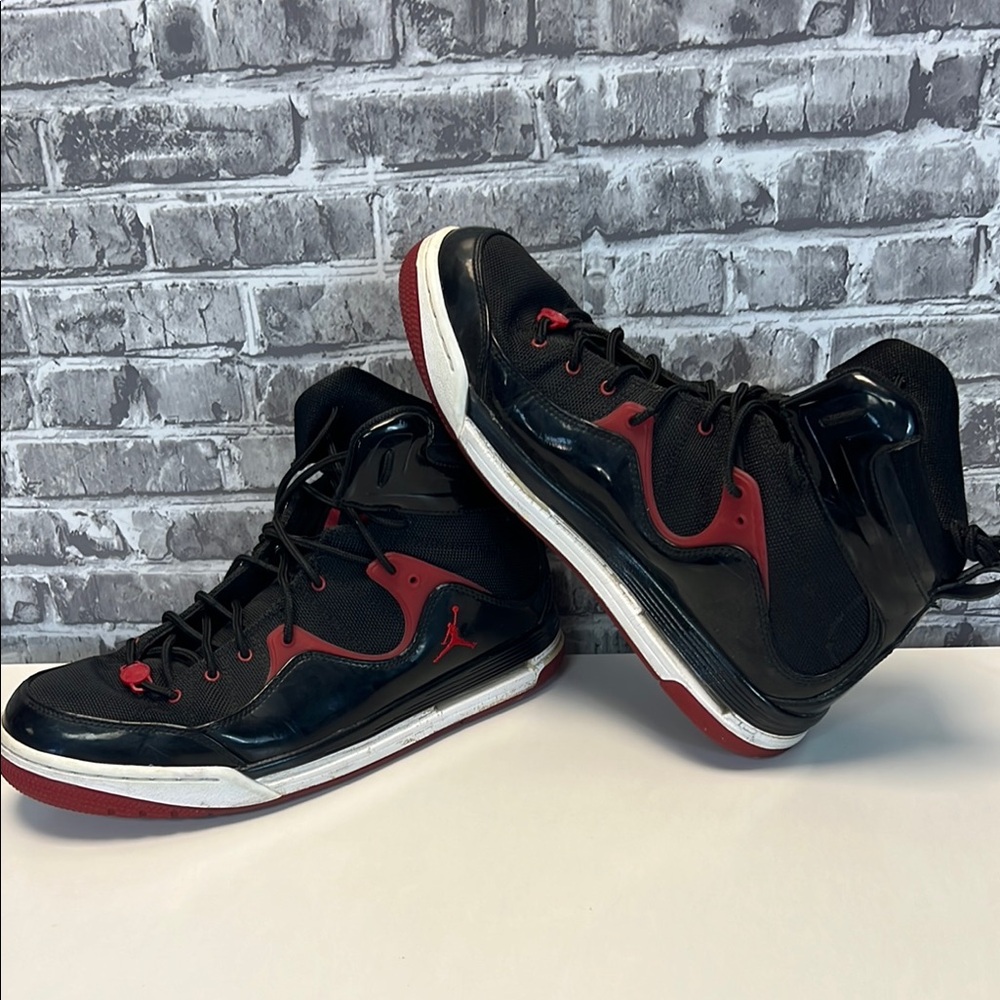 Jordan Men's Black and Red Sneakers